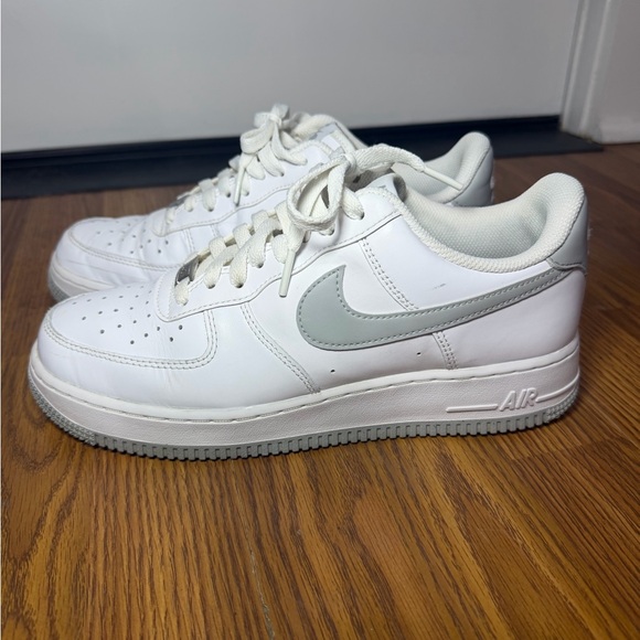 Nike Air Force 1 low-top sneakers in white with a grey swoosh size 8.5